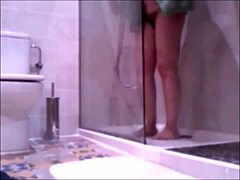 浴室里的成熟女人:自制视频