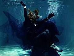 Arya Granders在游泳池里进行诱人的水下表演