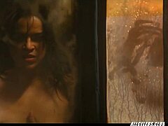 Michelle Rodriguezs在2016年热辣回归,包括感性的裸体和露骨的动作