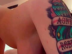意大利熟女凯特·卡什炫耀她的纹身资产