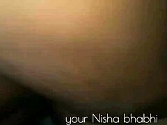 印度色情明星拉维享受与 Nishi Bhabi 的铁杆肛交