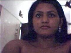 观看一个曲线玲珑的印度熟女在镜头前脱衣服并自慰 - 最热门的Mylfcams